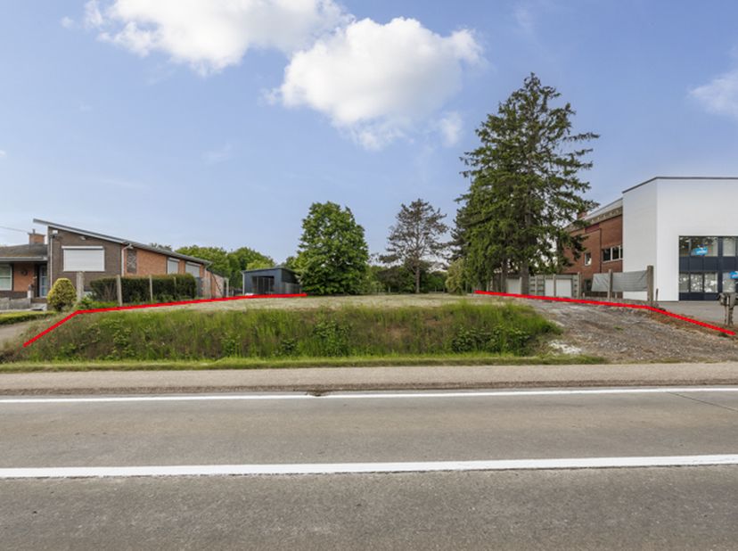 Perceel bouwgrond voor open bebouwing (lot 1A opp. 1.017 m²), in het geel op het verkoopsplan, samen met  het perceel grond (lot 1C opp. 855 m²), in h